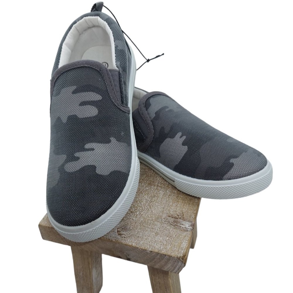 Revolution Camouflage Slip-on Shoes Little Boy Size 13 NWOT - Picture 2 of 6